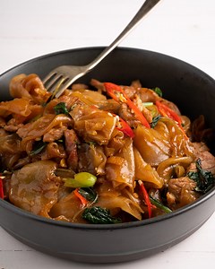 112K views · 17K reactions | Check out the street food vendor technique for boosting flavour珞 Get the recipe: https://www.marionskitchen.com/pork-belly-drunken-noodles/ | Marion Cooks Asian Food Classics | Facebook