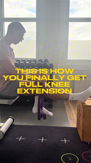 Fix your knee extension after ACL surgery If you’re still lacking full extension, you need to work on it consistently. In this exercise the knee is passively pulled into extension with a band, so you reach the end range. From there, focus on actively tightening your quad and holding that position. Goal: get used to full extension and learn to control it Wenn dir noch die volle Streckung fehlt, musst du gezielt daran arbeiten. In dieser Übung wird dein Knie passiv durch ein Band in die Streckung 