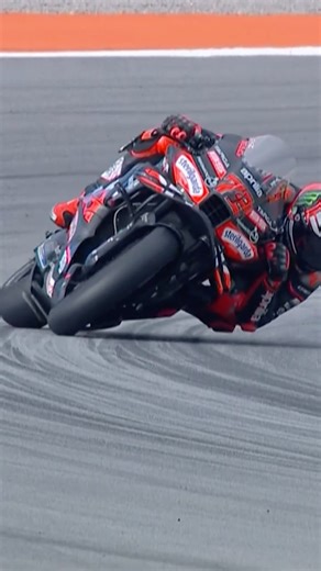 When the battle for the win turned into a skill contest 🤩 Raul Fernandez and Marco Bezzecchi drifting round the #ValenciaGP 🔥 #MotoGP | TNT Sports Bikes