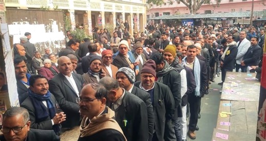 Azamgarh News: दीवानी बार एसोसिएशन चुनाव में 91 फीसदी अधिवक्ताओं ने किया मतदान, आचार संहिता के उल्लंघन पर पांच मत निरस्त, अब 1845 मतों की ही गणना की जाएगी