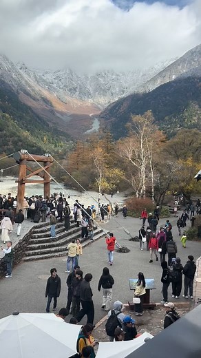 皆さんこんにちは！ 11月2日の上高地の様子です。 ただいまの気温は11℃❄️ 本日の上高地は、穂高連峰の山々がうっすらと雪化粧し、 冬の訪れを感じさせる景色が広がっています。 雲がかかる空の下でも、時折日が差し込み、白く輝く山肌と色づいた木々のコントラストがとても美しいです。 河童橋周辺は多くの観光客でにぎわい、皆さん写真を撮ったり、冷たい空気の中で季節の移ろいを感じたりしています。 Today in Kamikōchi, the peaks of the Hotaka mountain range are lightly dusted with snow, creating a beautiful scene that signals the arrival of winter. Even under the cloudy sky, occasional sunlight highlights the white slopes and the colorful autumn trees, forming a stunning contrast. Around Kappa Bridg