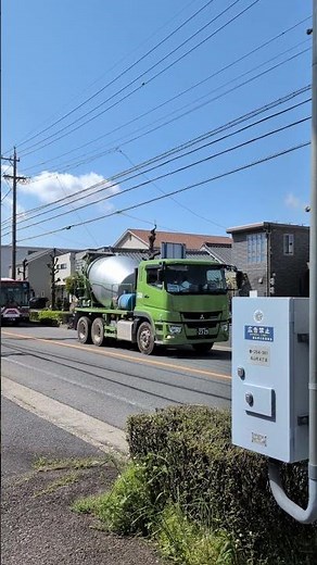 高山町４丁目で、三菱ふそうスーパーグレードのコンクリートミキサー車と名鉄バスのエアロスターの続行走行シーンだ！！！！