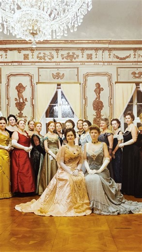 @olga_salon_stuttgart on Instagram: "🇩🇪 Vor kurzem hatten wir das Vergnügen, bei dem Deutschlands ersten Belle Époque Ball in Dresden teilnehmen zu dürfen. Die Damen des @carola.salon haben das Amüsement mit Liebe für Details organisiert. Elegante Herren und zauberhafte Damen in erlesensten Roben haben ihre Tanzkünste mit Freuden geübt. Sehen und gesehen werden: dies anbelangt viele wunderschöne Kleider, welche durch die talentierten Damen oft eigenhändig hervorbracht wurden 🧵 Und ein ganz be