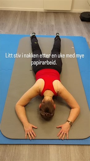 En fin øvelse for stiv nakke/skuldre. Her jobber jeg med god aktivering rundt skulderbladene og kontakt med de små stabiliserende musklene i ryggsøylen. Akkurat som du gjorde når du var 3 mnd gammel. 👉Pust ned i livet 360 grader rundt midten. 👉Skyv gulvet vekk med albuene. 👉Senk skuldrene ved å tenke at skulderbladene skal ned i baklomma. 👉Forleng ryggsøylen fra halebenet og opp til hårtoppen 👉Slapp av i setet og hamstring 👉Kjenn hvor fri du blir i nakken. #tommytime #dnsrehabilitation #fu
