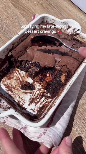 One-dish Caramel Peanut Butter Cup Brownie Pudding 🍫 the perfect thing to satisfy those late night dessert cravings! Everything is mixed in one dish, so no mess, and it literally takes less than 30 minutes all up. So good! Serves 2 - 75g dark chocolate - 75g sugar - 25g butter - 2 tbsp sour cream or plain yoghurt - 1 egg - 1 heaped tbsp flour - 2 tbsp cocoa powder - ½ tsp baking powder - ½ cup mini peanut butter cups - ¼ cup tinned caramel/dulce de leche Pre-heat the oven to 180c Add butter and