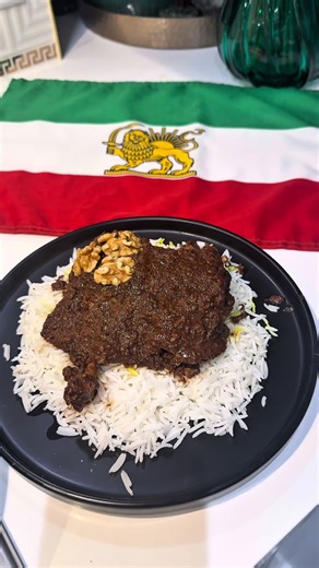 Fesenjoon is one of the most traditional Persian foods from Iran! I commemorate this video for the brave souls of Iran fighting for freedom 💚🦁❤️ #iran #persian #persianfood #fesenjoon #freeiran @Zachary Neman @Persian Productions @nick.digiovanni @ROMZ🦁 @Farazgorg