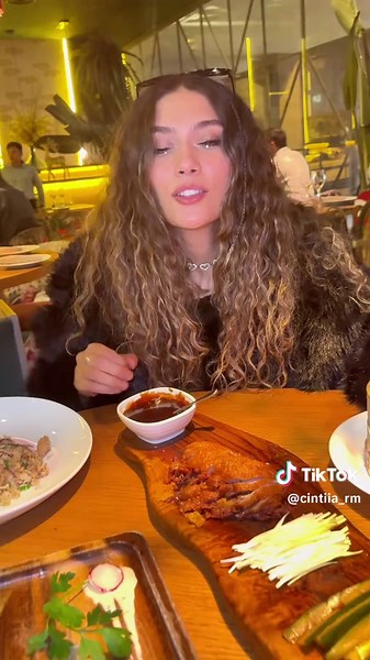 ¿Quién podría acabarse este menú? Es imposible 😱🔥 Encontré el sitio definitivo en pleno Callao, en todo el centro de Madrid, y te juro que el menú es el más gigante que he visto nunca 🍽️💥. No es que tenga un plato principal… ¡es que tiene tres! Y cada uno está más bueno que el anterior 🤤✨ El menú incluye: 🥗 Primer plato a elegir 🍝 Segundo plato a elegir 🥩 Tercer plato a elegir 🍰 Postre 🥤 Bebida Lo mejor es que la calidad es increíble, todo muy casero y con ese sabor que te hace volver.