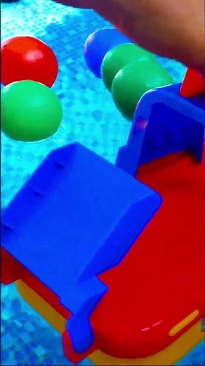 Un viaggio della barchetta giocattolo in piscina! #barchetta #perbambini #giochi