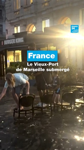 🇫🇷 #France - Les habitants de #Marseille ont dû faire preuve d'inventivité pour traverser un Vieux-Port inondé après de fortes intempéries ce dimanche. #inondations | FRANCE 24