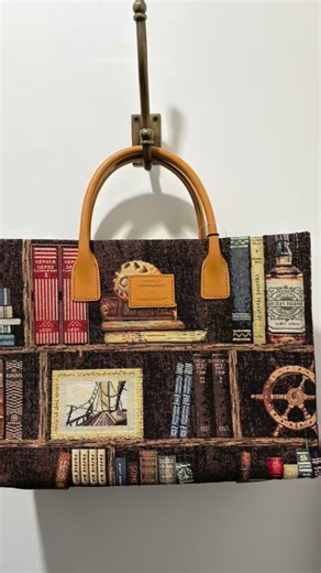 ノスタルジックガレージ ポップアップストア on Instagram: "再入荷しました〜😍 人気柄のLIBRARY 今回はMEDのみ。 生産数…初めて見た😳 こんなにたくさん😳😳😳 でも…たぶんすぐになくなっちゃう😆 １点ずつ柄の出方が変わります。 在庫があったら、比べて選ぶのがおすすめ👍 代引き配送をご希望の方は、お早めにDM下さいね🙏 . . EUROPEAN DECOR FABRICS LIBRARY ¥29700 限定39点 . . . インスタでご紹介している商品は、代引き配送を承る事ができます。 「メッセージ」からDMでご連絡下さい‼️ （電話でのご注文は承っておりません。あらかじめご了承下さい） DMに商品のスクショを送って下さいね♪ 【常設店】 ノスタルジックガレージ吉祥寺 武蔵野市吉祥寺本町2-20-7 １階 0422-27-2888 11:00〜18:00 【ポップアップスケジュール】 名古屋松坂屋本館６階 9/12(金)〜2026.1/27(火) 福岡天神 JULIET's LETTERS 12/12(金)〜2026.1/25(日) 10:30〜