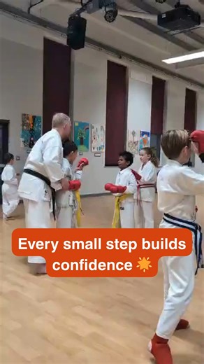 Every small step builds confidence 🌟 Parents — what’s a little win your child’s proud of this week? 👇 #SNWKarate #EllesmerePort #KarateForKids #ConfidenceBuilder #Chester | Snw Karate Chester