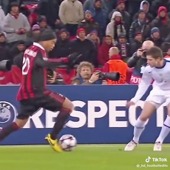 Ronaldinho's Incredible Football Skills Showcase