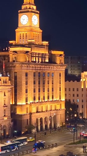 Night falls over the Bund ✨ Beneath the glowing skyline, Shanghai’s historic architecture stands as a witness to the city’s layered past. As lights reflect on the Huangpu River, history and modern life meet, reminding us how this city has always embraced many cultures and stories. 📸: 宋鑫宝 Share the magic moment of Shanghai you captured and tag #ipshanghai to be featured. . . . . #shanghai #shanghaitrip #HappyNewYear #shanghailife #shanghaitravel #ShanghaiCityWalk #trip #magic #magiccity #nightvi