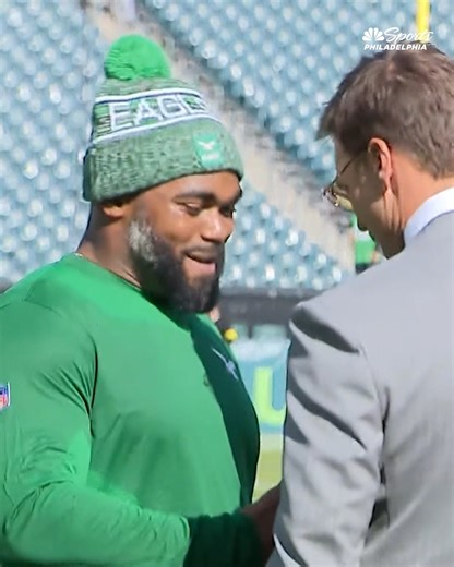 HE'S BAAAAAAACK 🤣 Brandon Graham runs into Tom Brady during pregame Eagles vs. Giants | NBC Sports Philadelphia