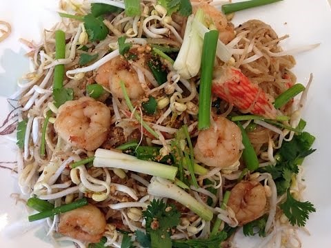 របៀបធ្វេីឆាគុយទាវ How to Make Pan Fried Noodles-Cooking Cambodian Khmer food with Elissa