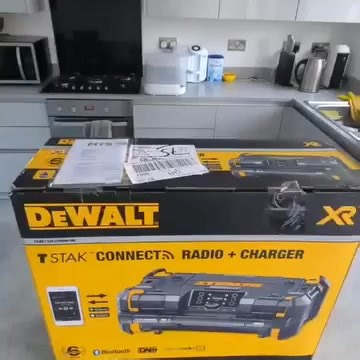 🛠️🎵 TSTAK DWST1-81078 — Radio Bluetooth, które emituje energię w pracy!Specjalnie wyłączone do pracy na budowie i w warsztacie, TSTAK Bluetooth Radio emituje dźwięk i zjawiska na napędy. Płyta główna od urządzenia zewnętrznego lub urządzenia zewnętrznego, która zawsze może być sterowana muzyką lub radia. ✔️ Vynikající kvalita zvuku i v hlučném prostředí ✔️ Bluetooth podłączany do hudbu z telefonem ✔️ Odolná konstrukce kompatibilní se systémem TSTAK ✔️ Wytrzymała konstrukcja: Odporna na upadki 