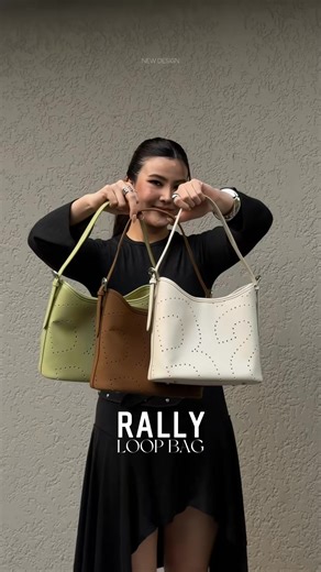 🤎 RALLY LOOP BAG – Classic เรียบ แต่มีรายละเอียด 📍 สั่งซื้อเลย: https://shorturl.at/YJuta • กระเป๋าทรง Hobo หนังสัมผัส Soft & Slouchy นุ่ม มีฟอร์มเป็นธรรมชาติ • ลายฉลุ Loop Rally Pattern ดีไซน์เฉพาะรุ่น ดูเรียบแต่มีมิติ • สายสะพาย Comfort Shoulder Strap รองรับไหล่ ปรับได้ 4 ระดับ • ดีเทล Signature Silver-plated ออกแบบพิเศษสำหรับ Loop Bag • ปิด-เปิดด้วยกระดุมแม่เหล็ก พร้อมช่องซิปเล็กด้านใน • ด้านล่างมีหมุดรองฐาน วางตั้งได้ ไม่สัมผัสพื้น 🎨 มีให้เลือก 3 สี ☁️ Cloud Mist 🫛 Pistachio 🌰 Terra (Su