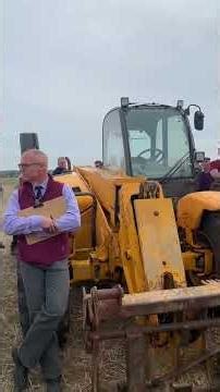 Intense bidding war on ‪@JCBAgriculture‬ 530-70 Loadall