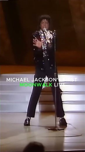 AMAZING WATCH MICHAEL JACSKON FIRST MOONWALK ON STAGE
