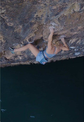 the first woman to send The Olympiad (8b) 🤯 @Shauna Coxsey makes history with the fastest ascent of Britain's hardest deep water solo 🧗‍♀️