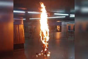 Pânico no metrô: homem em chamas é salvo por agentes de estação. Vídeo