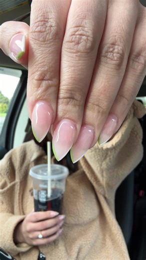 a low effort transition is what we get this time, I was running late and not gonna lie at the end I forgot I was supposed to be showing you my nails and not my crispy #stilletonails #acrylicnails #simplenails #nailinspo