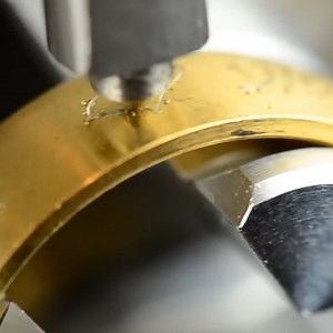 Have you ever wondered how your jewelry gets engraved? Watch this video to find out 💍 Check out more machines on ITK: https://bit.ly/3tbZeT9 | In The Know