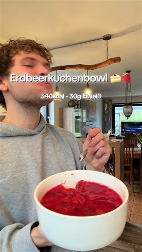 Wirklich so lecker, müsst ihr nachmachen 🤌🏼 @MORE NUTRITION Zutaten für 2 Bowls ! für den Teig: 40g Dinkelmehl 30g Proteinpulver Vanille (more) 125g Magerquark 1 Ei 40-50ml Mandelmilch ungesüßt 4g Backpulver 1 Prise Salz 2 scoops chunky vanille Für den Pudding: 450ml Mandelmilch 1 Packung Puddingpulver 3 scoops chunky vanille Für die Erdbeerschicht: 400g Erdbeeren 1 Packung Gelierfix (ungezuckert rot) #highproteinrecipe #highproteinkuchen #lowcaloriedessert #lowcaloriehighprotein #lowcaloriehi