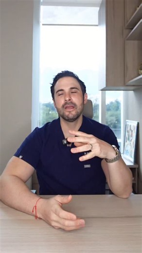 Los labios partidos son un motivo súper común de consulta. A veces tienen una causa clara, como la isotretinoína, y otras no. Lo importante es cómo tratarlos. Si ya usas bálsamo, aumenta la frecuencia, incluso cada pocos minutos si es necesario. Por la noche, una capa generosa de vaselina ayuda muchísimo a que los labios se reparen mientras duermes. Y no olvides lo básico: tomar agua. Café, jugos o electrolitos no sustituyen al agua. Si aun así no mejoras, en consulta vemos qué más agregar. ¡Cuí