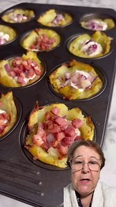 MUFFINS DE BATATA 📝 Ingredientes • Batatas médias cozidas e amassadas • Requeijão ou cream cheese a gosto • Cebola roxa picadinha • Pedacinhos de bacon já frito • Mussarela ralada para cobrir • Cebolinha picada para finalizar ⏳ Modo de preparo 1️⃣ Em um recipiente, misture as batatas amassadas com o requeijão (ou cream cheese) até formar um purê cremoso. 2️⃣ Adicione a cebola roxa e o bacon frito, mexendo bem para incorporar. 3️⃣ Distribua a mistura em forminhas de muffins untadas ou de silicon