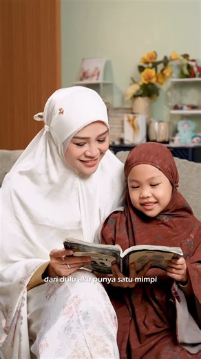 Anggi Putria on Instagram: "Beli kejunya, dapatkan kode uniknya dalam kemasan keju WINCheez Cheddar Premium dan keju WINCheez Gold! Borong WINCheez sebanyak-banyaknya untuk kesempatan menang paket umroh semakin besar. Caranya gimana? Beli WINCheez Cheddar Premium, WINCheez Gold, WINCheez Spreadable, atau WINCheez Mozzarella sebelum April 2026, lalu scan QR code dan isi data diri serta kode unik yang bisa Moms lihat di dalam kemasannya. Yuk, Moms, borong WINCheez sekarang untuk 20 paket umroh dan