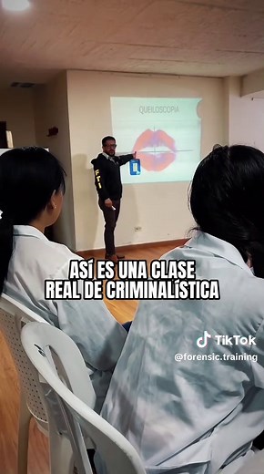 ¡Así es una clase REAL de Criminalística! 🔥 📚 Aquí no solo estudias teoría, vives la experiencia forense desde el primer día. Aprende a analizar escenas del crimen, levantar huellas y examinar evidencia con técnicas reales.💯 🚀 Inscripciones abiertas → Escríbenos ahora y da el primer paso hacia tu futuro. 📩 📲 3227736895. #fyp #criminologia #clasespracticas #peliculasdecrimenes #cienciasforenses
