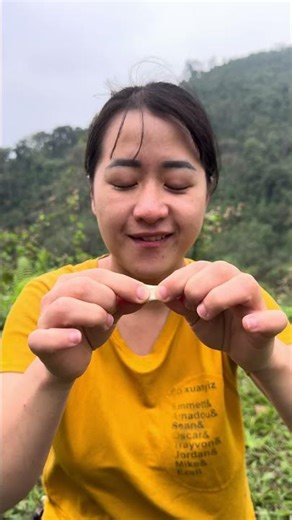 Chewing gum can be stretched into a string #bushcraft #survival #shorts