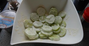 Concombres à la crème fraîche et vinaigre