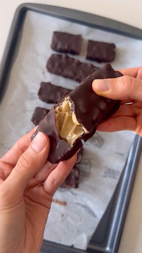 20K views · 257 reactions | copycat reese’s nutrageous candy bars! they’re gluten free, dairy free, and refined sugar free, and so good. recipe in the comments! #nutrageous #reesespeanutbutter #reeses #reesesnutrageous #homemadecandy #homemadecandybar #glutenfreedessert #dairyfreedessert #vegandessert #refinedsugarfree | The Bigley Basics | Facebook