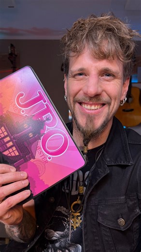 Unsere Freunde von J.B.O. bringen diesen Freitag, 9.1. ein neues Meisterwerk heraus! Haus Of The Rising Fun - unbedingt streamen und kaufen! Noch ein paar weitere Facts: #6: Vito C war mit uns auf Tour als Hans Vater wurde #7: Vito war bei unserem 20 jährigen Jubiläum zu Gast auf der Bühne #8: Vito hat 2003 seine Finger kaputt gemacht, deshalb ist @hansplatzguitarist für ihn für einige Shows eingesprungen #jbo #hausoftherisingfun @kickersofass | Feuerschwanz