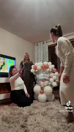 Thank you for a lovely night @Jo_Ioana and for cooking up your amazing Romanian food for us 🇷🇴 love you lots ❤️ We also tried home made Romanian shots made by my friends Dad in Romania 🇷🇴 wow they know how to drink over there 🤣🤣 🚀 ⛽️ @Laura #romanianfood #birthdayparty #dinnerparty #friends #girlsnight