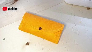 Facile custodia per occhiali in feltro 🤩 Seguitemi anche su YouTube ➡️ https://youtube.com/channel/UC8xEgleSiyJkT_2YpT-6UPw Link con il cartamodello ⬇️ https://drive.google.com/file/d/1qbphyVfFIXLx6HXBeF5BHvgw5Jv3YNhS/view?usp=drivesdk ➡️ https://drive.google.com/file/d/1Sk6KrNvUXEehv95mJN6zpBMztg_2LR3F/view?usp=drivesdk | KIKA Tutorial Creativi