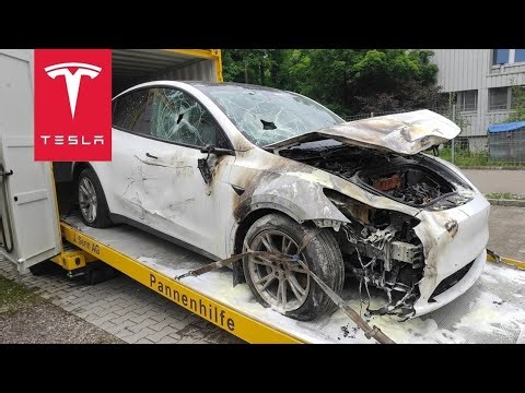 TESLA HAS ZERO ESCAPE IN BRUTAL HIGHWAY COLLISION