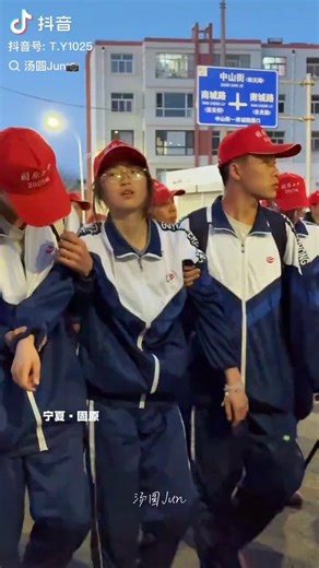 宁夏为了纪念先烈，3000个师生徒步走了100里路。又到了中国人最擅长的绝技之一：让孩子没苦硬吃。