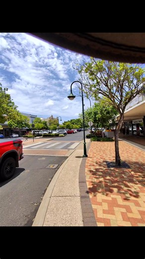 Bundy — where the reef meets the cane fields and history runs as deep as the rum 🥃🌴 With a population of around 100,000 people, Bundaberg sits on the Burnett River and has long been one of Queensland’s most important regional centres. 🕰️ A bit of history Bundaberg was established in the 1870s, growing rapidly thanks to the fertile soil of the Burnett region. Sugar quickly became king, shaping the town’s identity — and in 1888, the world-famous Bundaberg Rum Distillery was born, putting this c