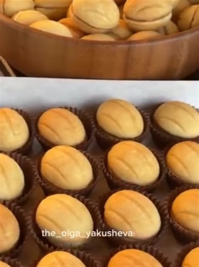 Как сварить сгущеное молоко 👩‍🍳 Сразу скажу, что никакая покупная вареная сгущенка не сравнится со сваренной самостоятельно 👆💯 ✨Я покупаю сгущенку Рогачев. У нас в регионе она самая вкусная 😋 ✨ если на банке есть бумажная этикетка снимаем её. На банке остается клей, который в процессе варки прилипнет на кастрюле и отмыть его нереально. Поэтому я придумала лайфхак, как этого избежать . Просто помешаем банку в пакет и туго его завязываем и прямо в пакете варю ✨помещаю банку в кастрюлю, налива