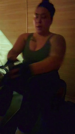 Do not disturb! Summer is coming I got to lock in!!!!! lol jk actually the truth is, whenever I give myself timelines I set myself up for failure. The pressure of not hitting a certain number by a certain time can make me spiral & end up giving up or getting highly discouraged & emotional eating. What my body does and the number on the scale isn’t always in my control. Thats why now I focus on consistency over anything because that is absolutely in my control ☺️ Regardless of what the scale says