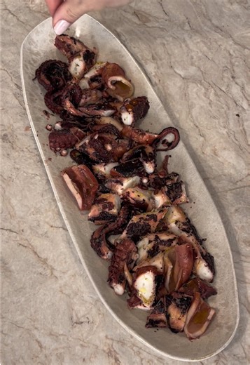 Χταπόδι ξυδάτο εύκολο και νόστιμο! Καλή Σαρακοστή 🤍 Υλικά: 1 χταπόδι περίπου 1,5κιλο 200ml ξύδι από κρασί 100ml κρασί 1 δαφνόφυλλο Φρεσκοτριμμένο πιπέρι 50ml ελαιόλαδο Για το σερβίρισμα : Ρίγανη, ελαιόλαδο Εκτέλεση: Αφού έχουμε πλύνει καλά το χταπόδι το βάζουμε σε κατσαρόλα ίσα που να χωράει. Βάζουμε τα υπόλοιπα υλικά και το αφήνουμε να βράζει σε μέτρια φωτιά για περίπου 40 λεπτά ή έως ότου μαλακώσει. Όσο είναι ζεστό ρίχνουμε την ρίγανη και το ελαιόλαδο . Αν θέλουμε να το αποθηκεύσουμε το κόβου