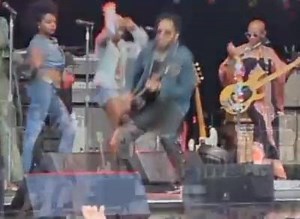 23K views · 58 reactions | Well.... that's embarrassing! Lenny Kravitz suffered a bit of a wardrobe malfunction last week in Stockholm when his leather trousers split open on stage! | Newsflare | Facebook