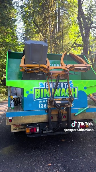 How to properly clean a trash bin. #fyp #foryoupage #pressurewashing #washington #viral