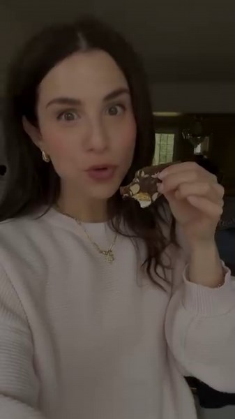 You’ve got to try Jessica Waks' homemade Matzah Crunch! 🍫🍯 Check out the recipe below and head to your local Metro for all your Kosher for Passover needs! Ingredient list: 1 cup unsalted butter 1 cup of brown sugar 2 tsp vanilla Pinch of sea salt 4-6 pieces of matzah 1.25 cup chocolate chips or wafers Assorted toppings such as chopped nuts, marshmallows Instructions: Preheat your oven to 375. Line a rimmed baking sheet with parchment paper and fill with an even layer of matzah. In a heavy-bott