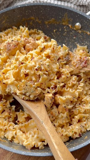 Creamy Sun-dried tomato cheesy pasta 🤌🏼 An easy cheesy pasta recipe for my pasta girls! You guys elected this recipe to come first and I've added in notes how to make it more macro friendly 🥰 Ingredients: •garlic cloves, minced •80g sun-dried tomatoes •1tbs olive oil (from your sun-dried tomato jar) •250-300g chicken breast tenderloins , sliced • 1/4 tsp of both slat & paprika •1 cup light cream ( I used light philadelphia cooking cream) •50-80g mozzarella •250g pasta (use vetta to make this 