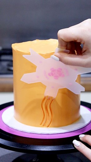 Calling all Texture Lovers!! We have the perfect tool for you!! 🙌🏻Our Texture Turtle is a 6-in-1 Texture Tool that is the perfect addition to your cake decorating supplies! It’s easy to store AND made from food-safe material! So what are you waiting for?! Order worldwide 🌍 | Frost Form