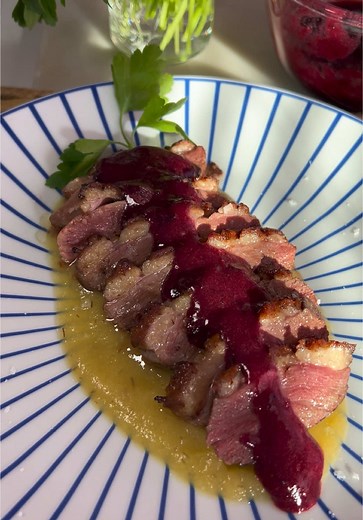 Magret de Pato con Salsa de Frutos Rojos: Receta Fácil